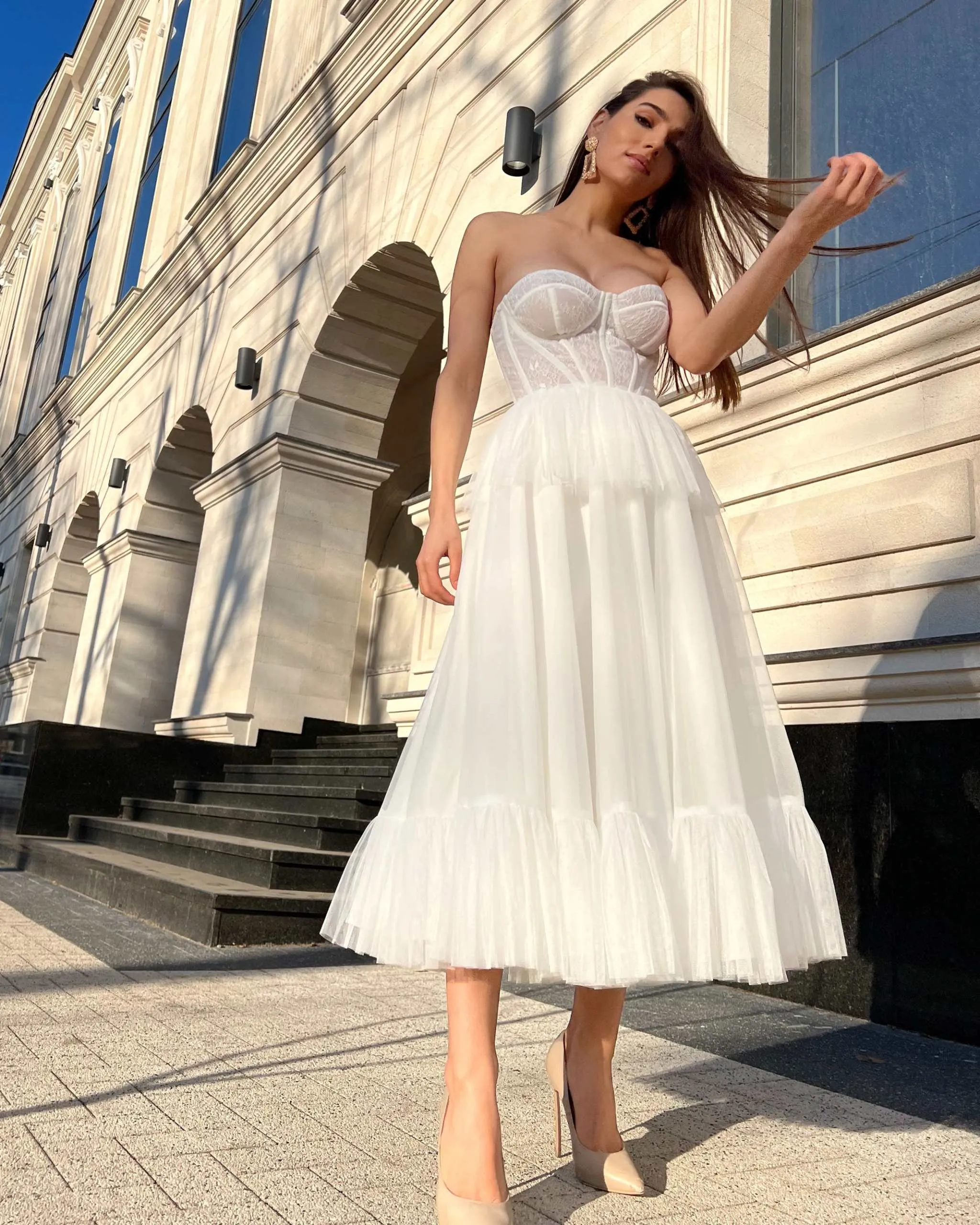 Rochie eleganta alba midi cu corset si dantela