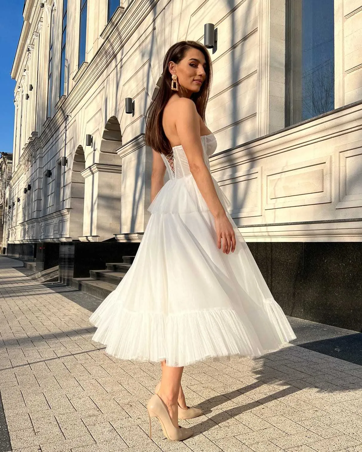 Rochie eleganta alba midi cu corset si dantela