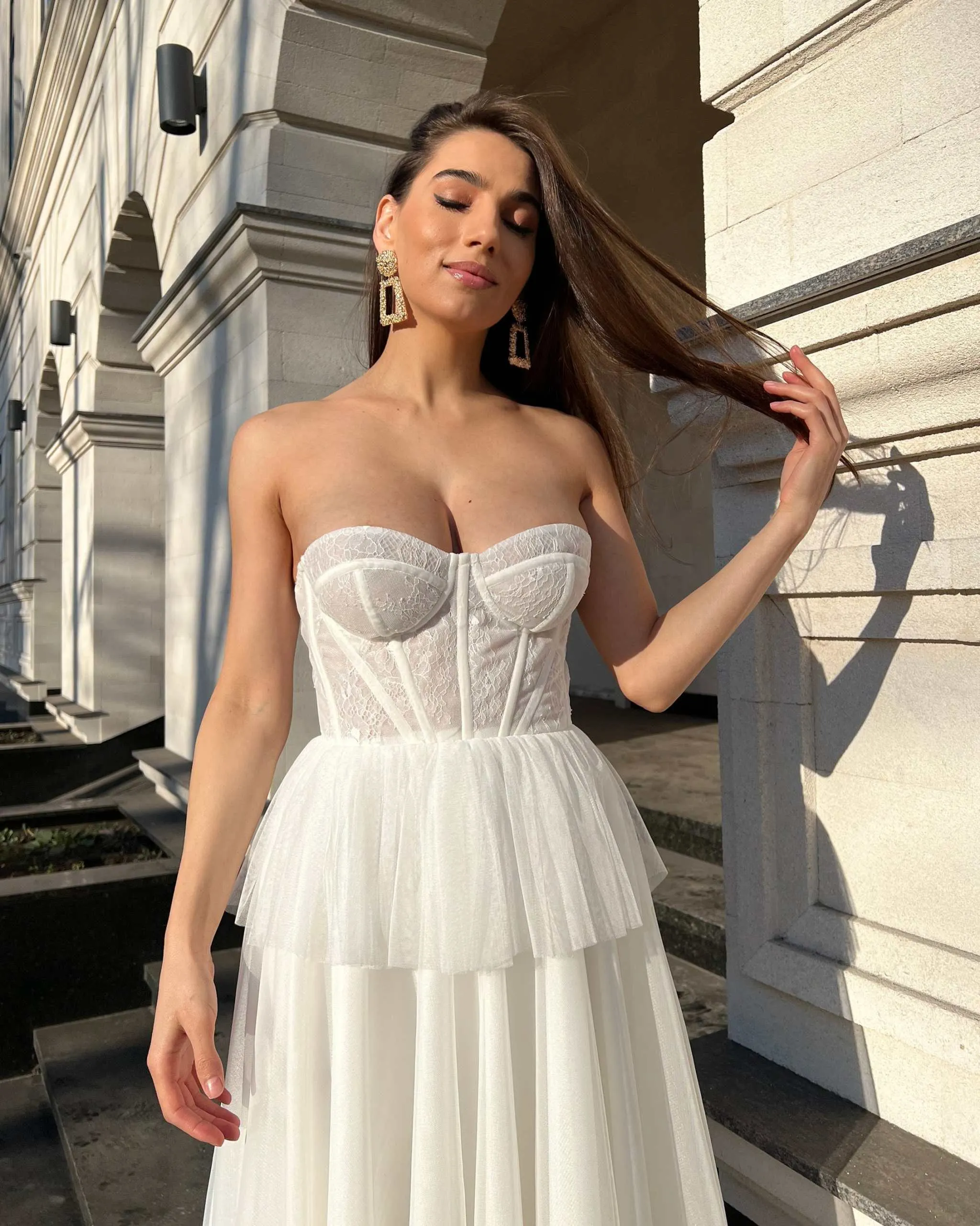 Rochie eleganta alba midi cu corset si dantela
