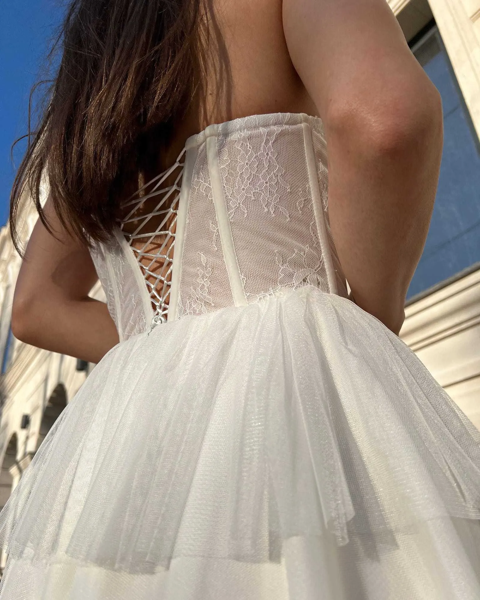 Rochie eleganta alba midi cu corset si dantela