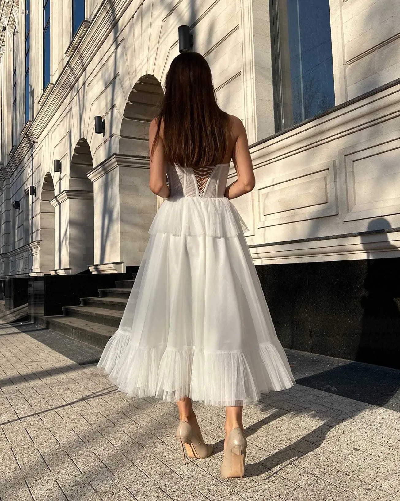 Rochie eleganta alba midi cu corset si dantela
