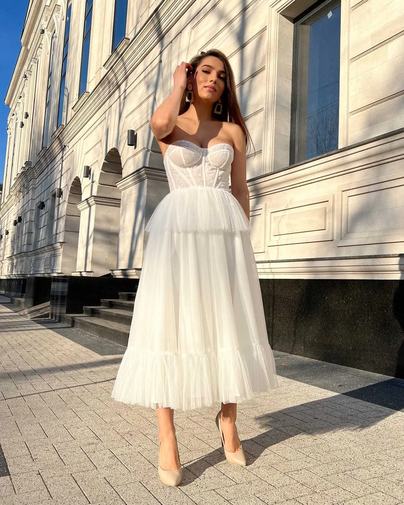 Rochie eleganta alba midi cu corset si dantela
