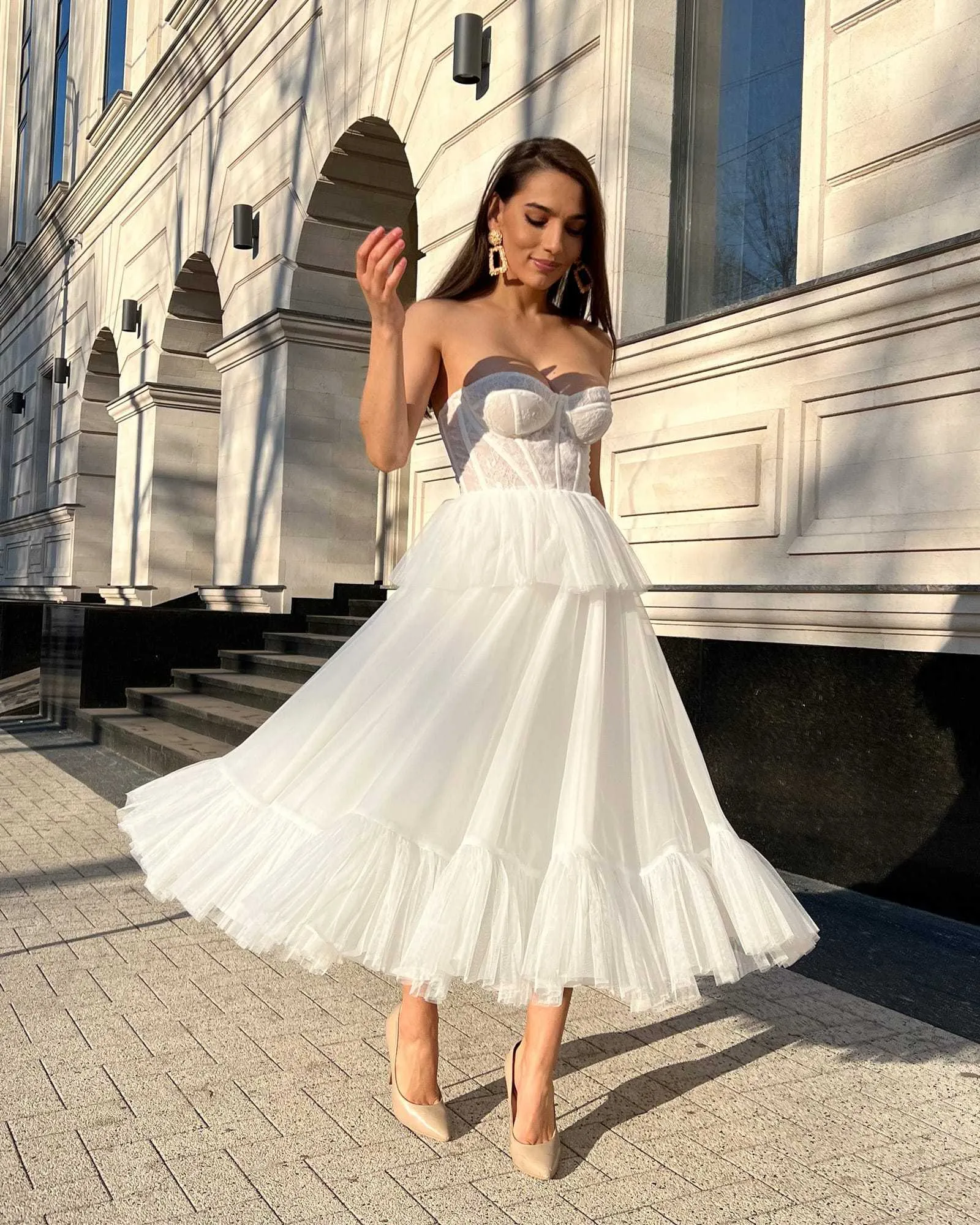 Rochie eleganta alba midi cu corset si dantela