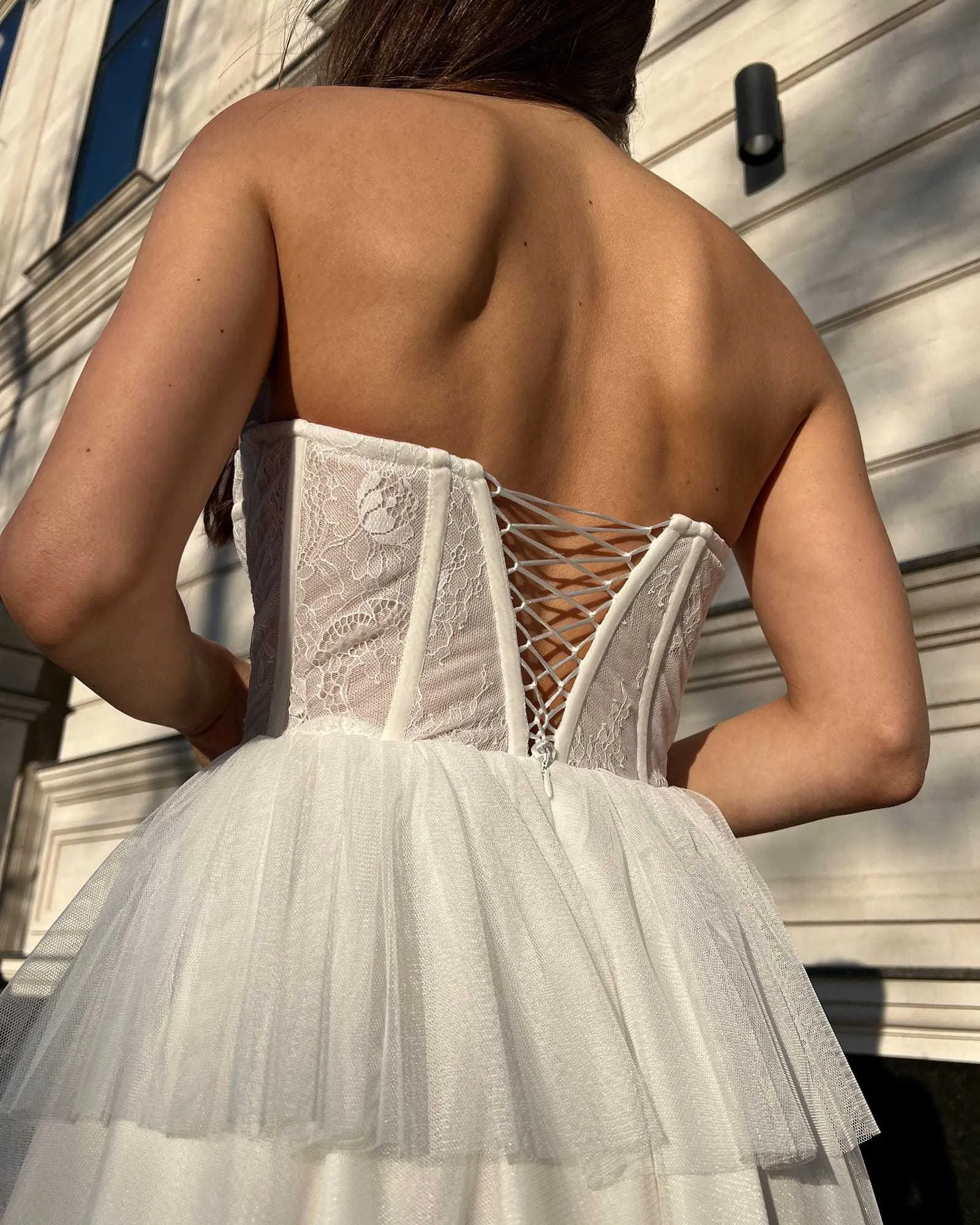 Rochie eleganta alba midi cu corset si dantela