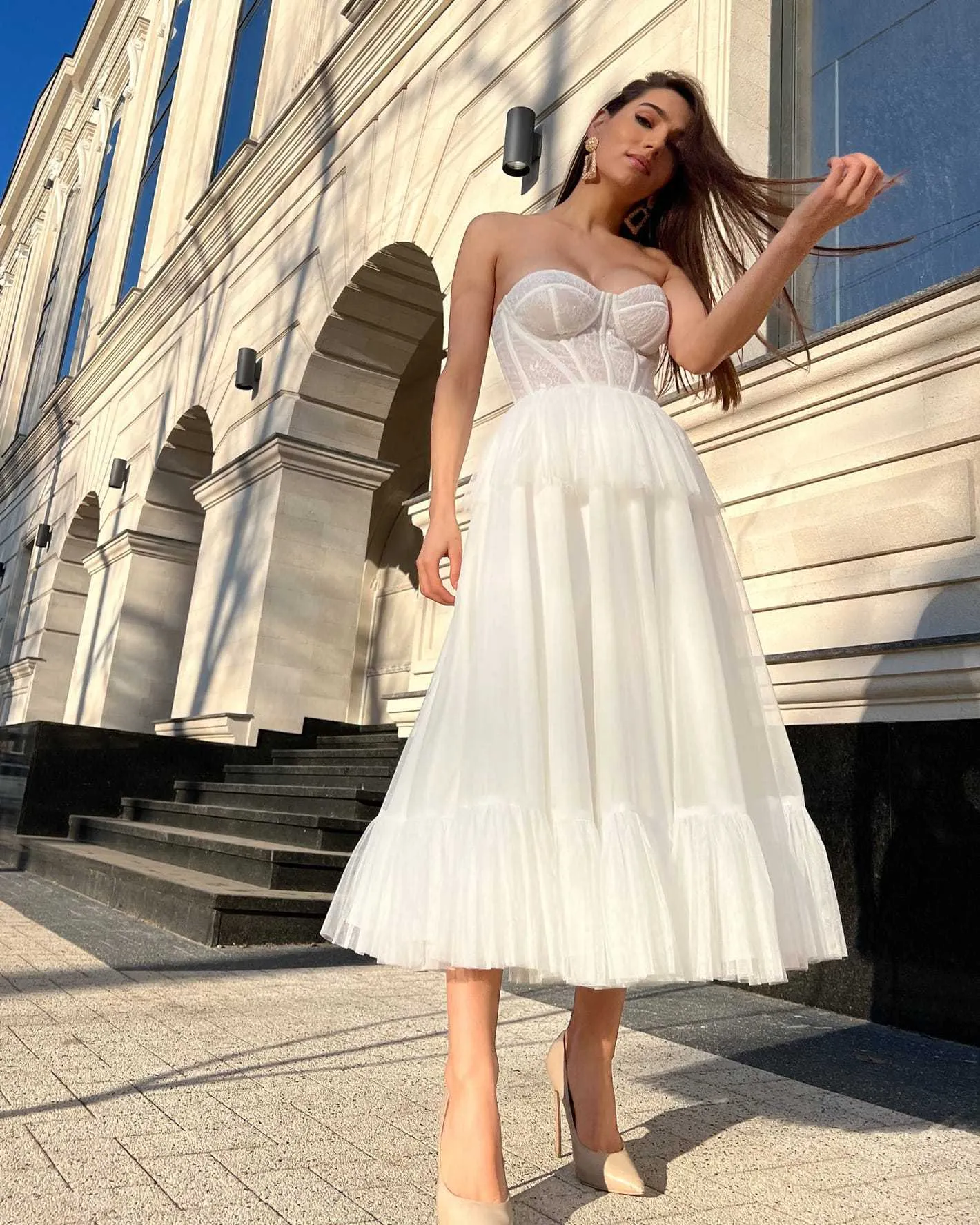 Rochie eleganta alba midi cu corset si dantela