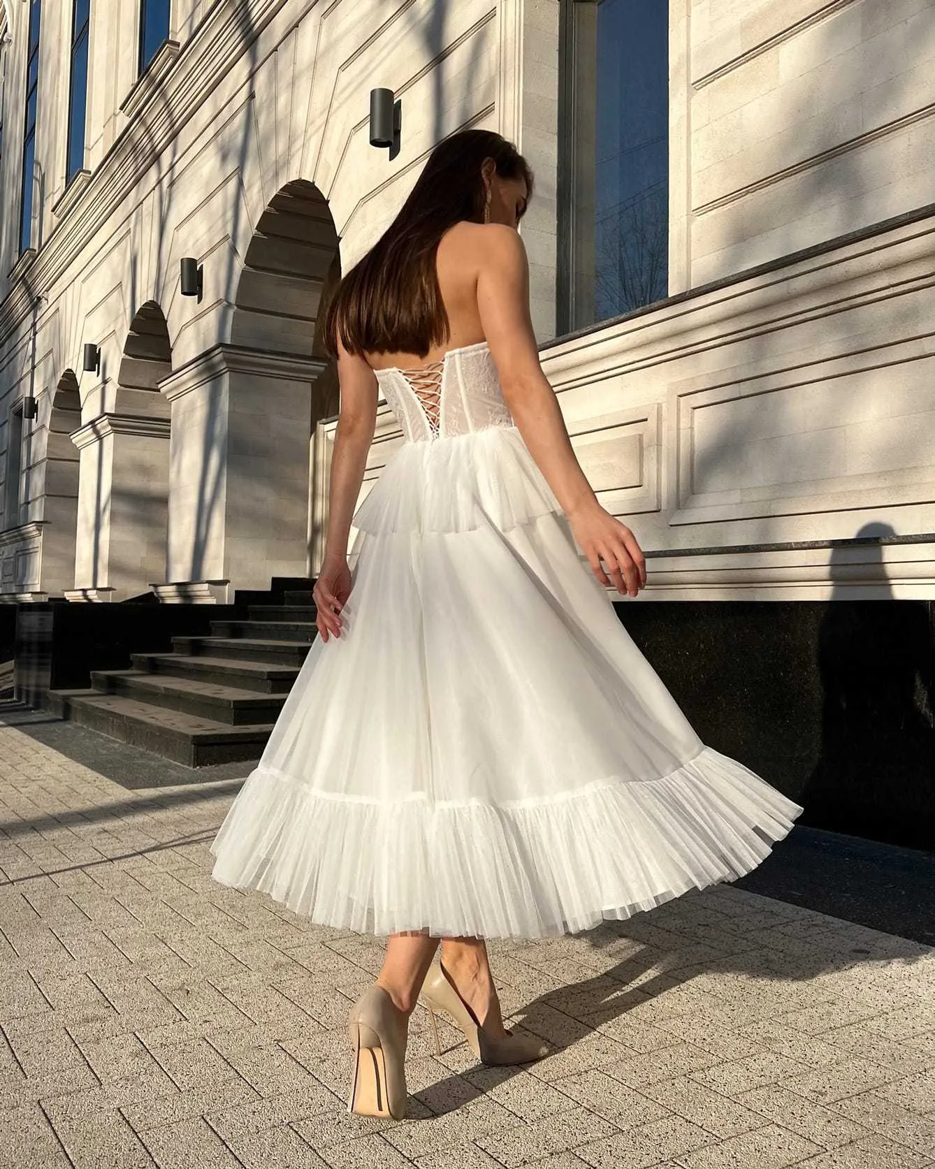 Rochie eleganta alba midi cu corset si dantela
