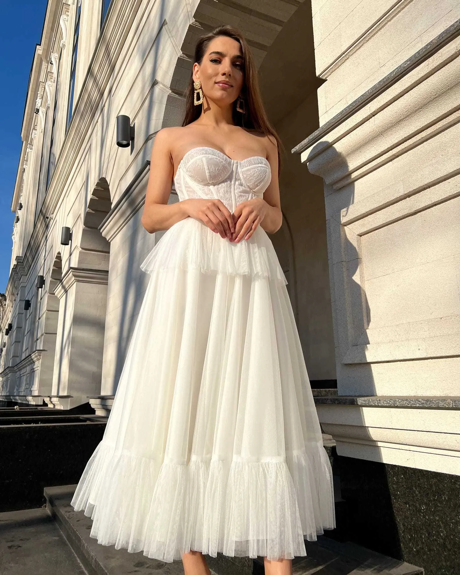 Rochie eleganta alba midi cu corset si dantela